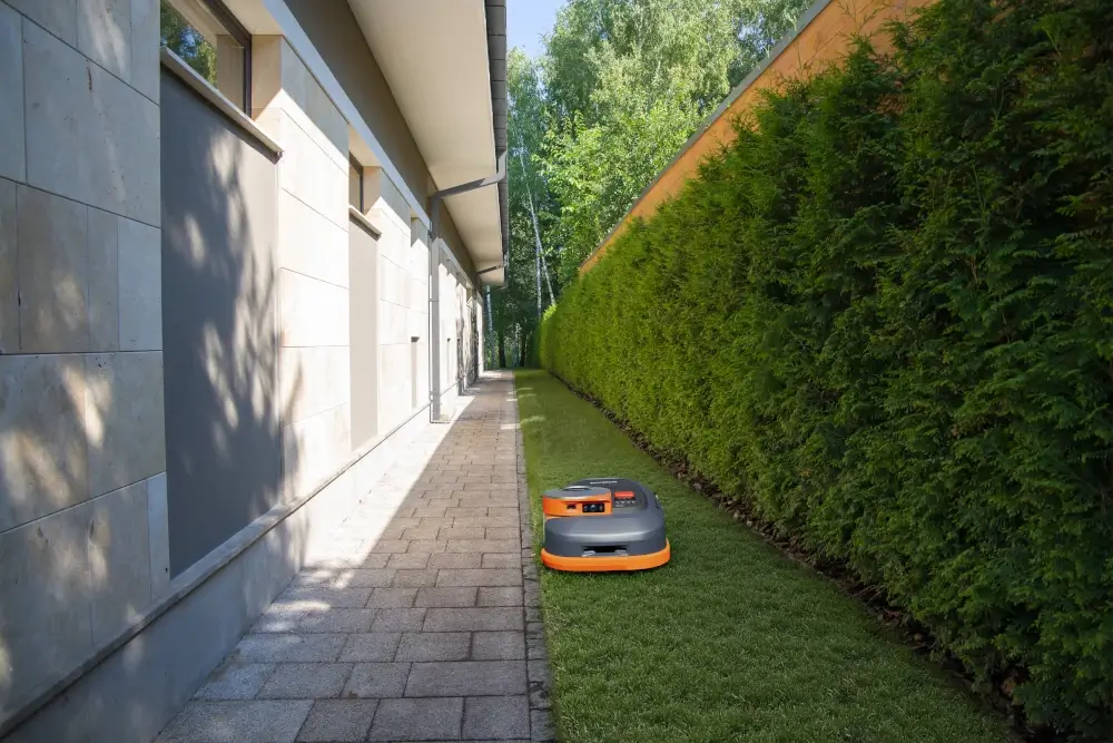Segway Navimow H230 – nawigacja w bardzo wąskich przejazdach między strefami, stabilne prowadzenie
